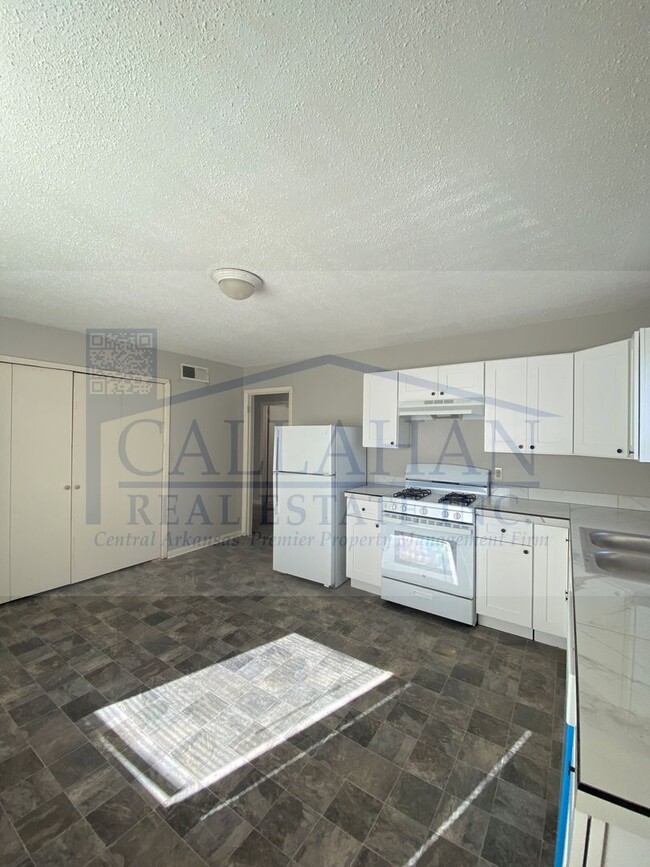 Building Photo - 2 Bedroom Duplex in NLR