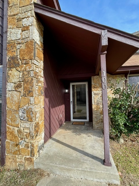 Covered entrance - 100 Village Oaks Dr