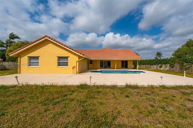 Building Photo - 1400 SW 54th Ave