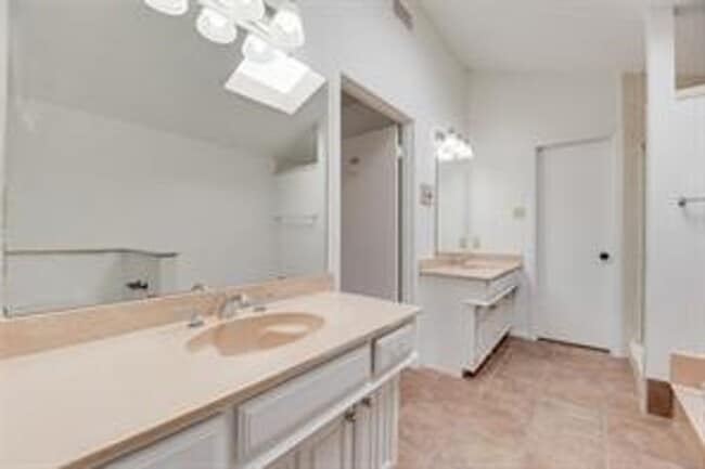 Building Photo - Spacious Plano Home with Swimming Pool!  A must see!