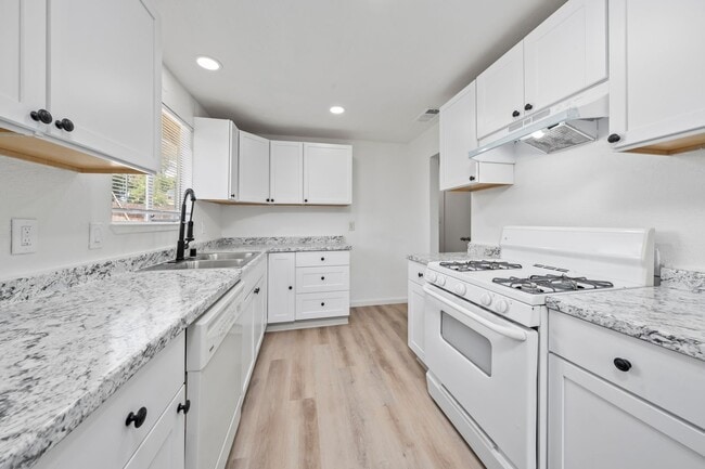 Primary Photo - Charming 3 bedroom 2 bath home in Sacramento!