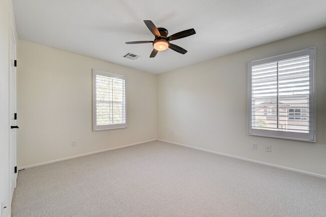 Building Photo - Stylish Townhome with Private Patio!