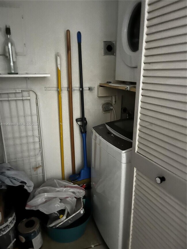 Building Photo - 240 Lakeview Dr