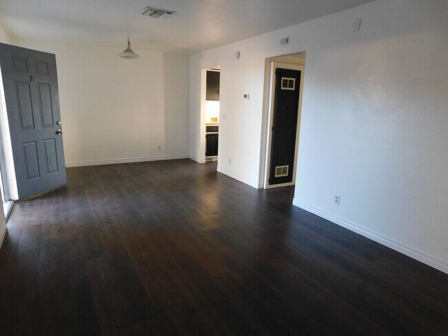 Building Photo - 325 S Norma St