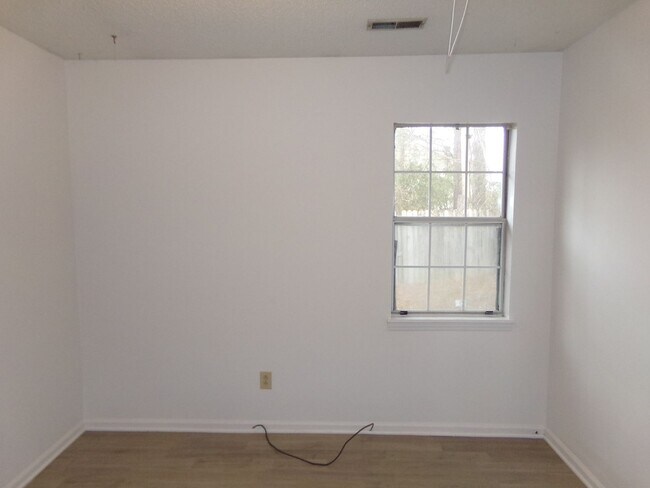 Building Photo - Charming Triplex