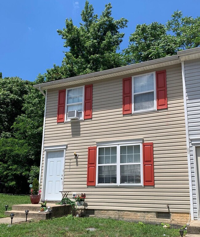 Primary Photo - 3 Bedroom End Unit Townhouse in King George