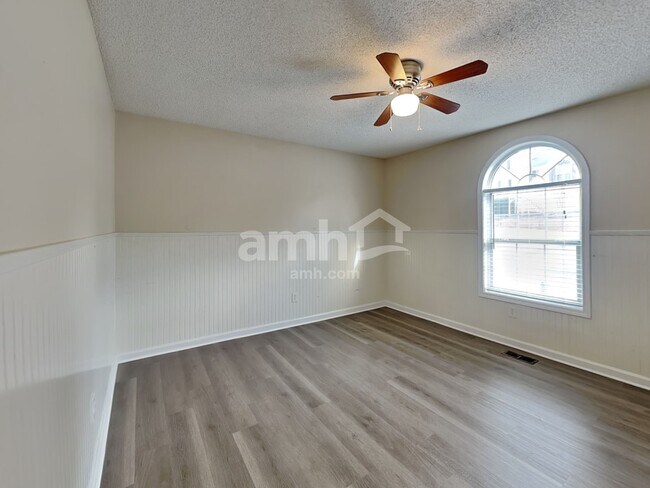 Building Photo - 1017 Queensbury Run