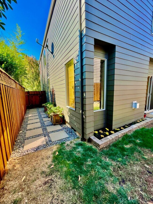 Building Photo - ** HALF MONTH'S FREE RENT **Modern 3bd/2.5...