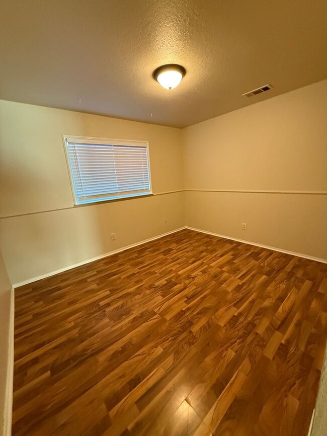 Building Photo - Cute House in East Redding!