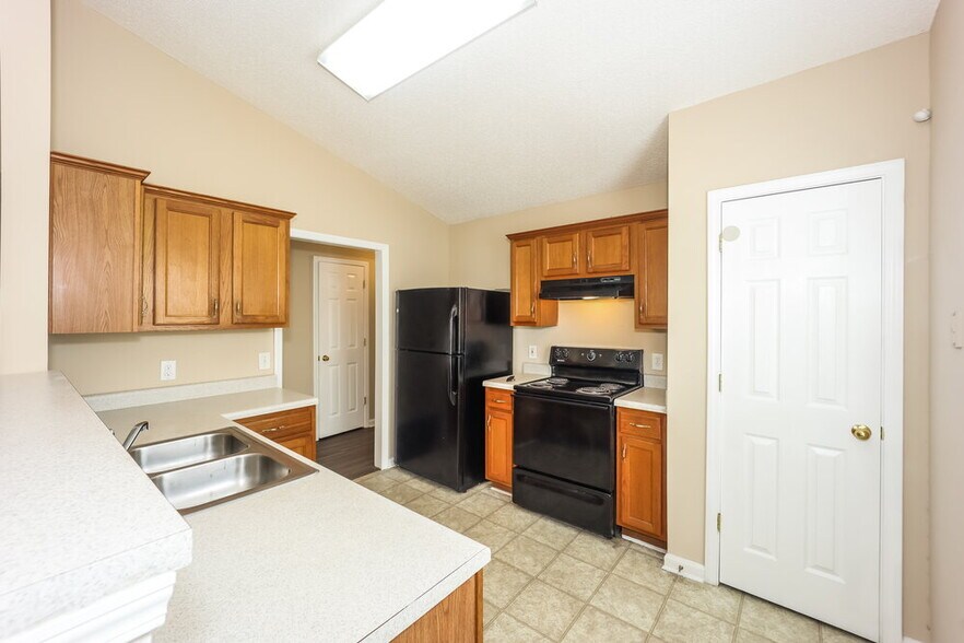 Building Photo - 2167 Red Oak Cir