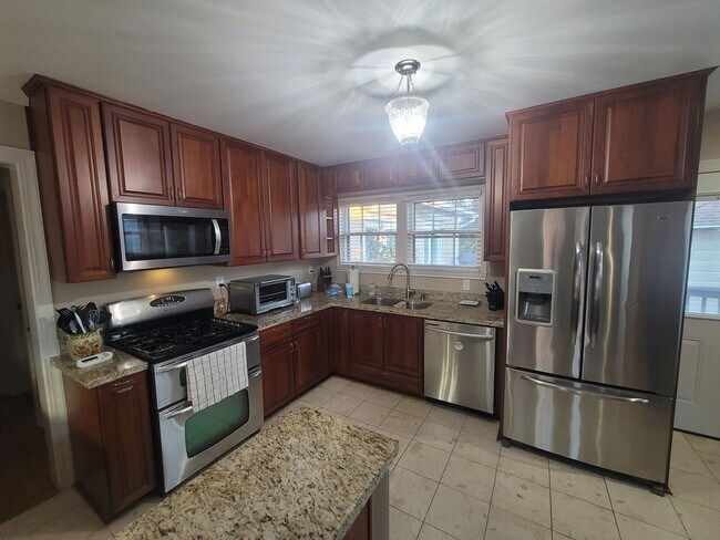 Building Photo - Single Family 1300+ square foot East End Home
