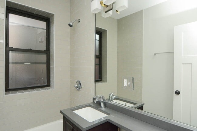 Building Photo - 434.5 W Belden Ave