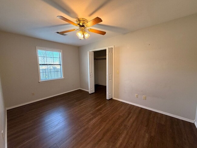 Building Photo - 301 W 16th Ct