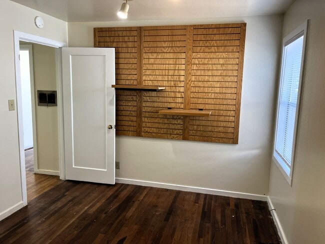 Building Photo - Pet-friendly home with hardwood floors and...