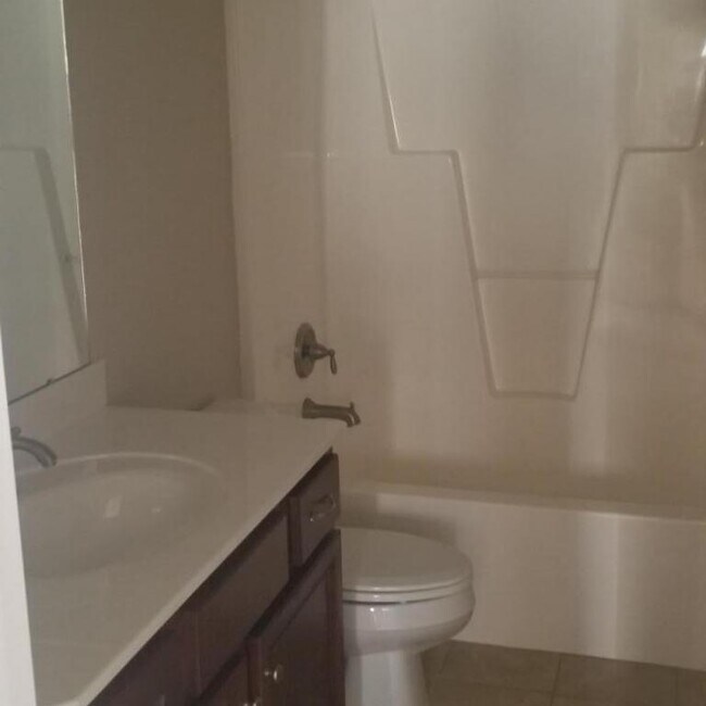 Building Photo - 405 S Pointe Dr