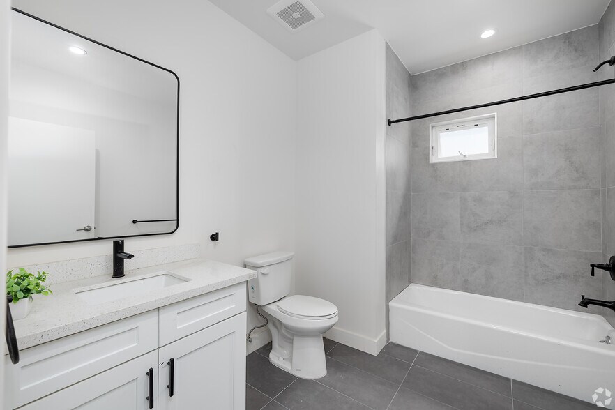 Building Photo - 1128 W 37th Dr