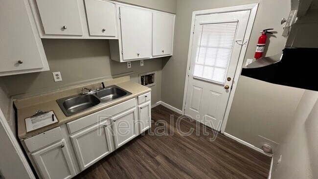 Building Photo - 3648 Rhea Ave