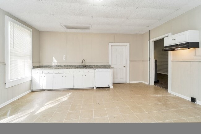 Building Photo - Talladega Beauty! Renovated 4BR/2BA with Huge Covered Porch