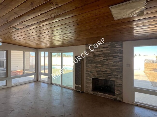 Building Photo - 3 Bedroom + Large Addition + Pool - Ranch ...