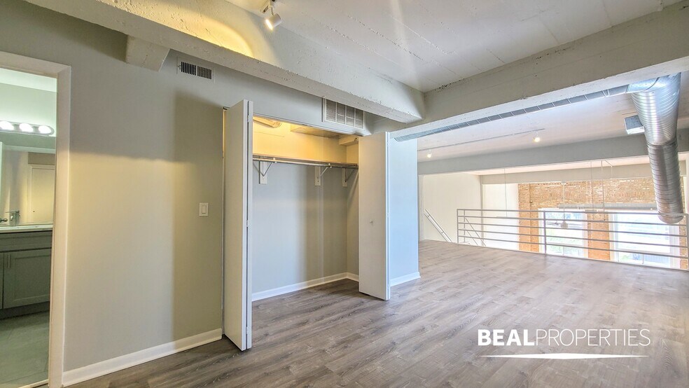 Building Photo - 2320 N Damen Ave