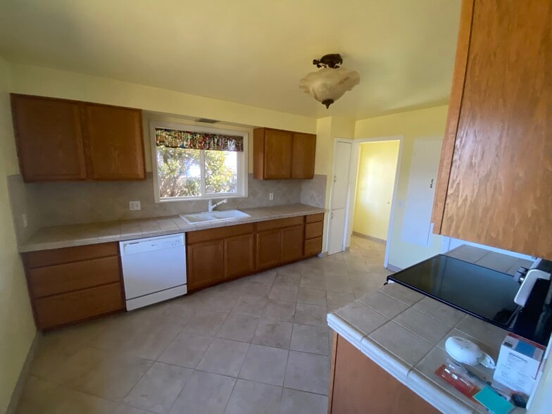 Kitchen - 2575 Sheridan Ave