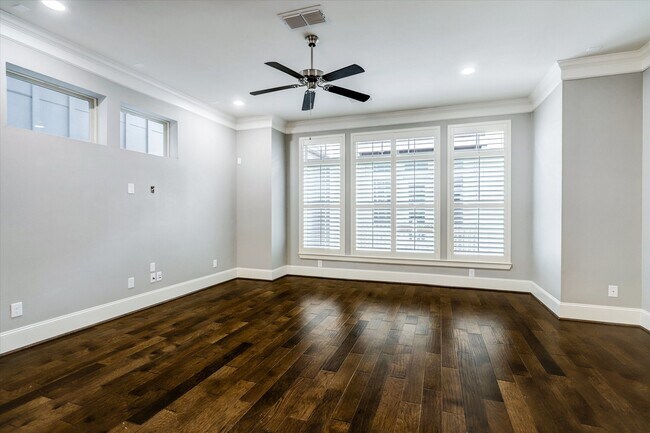 Building Photo - 704 N Shepherd Dr