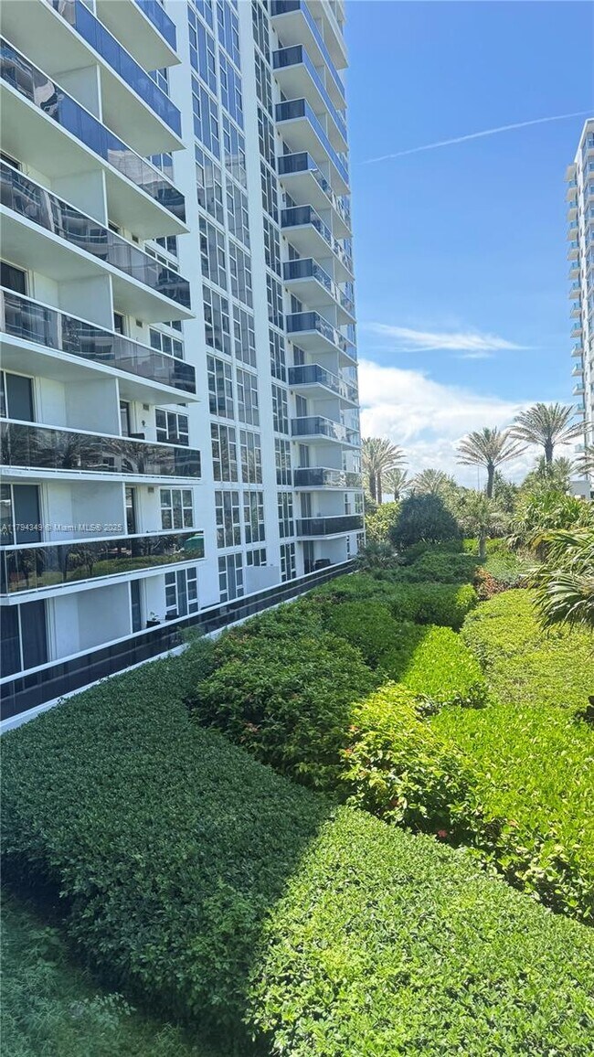 Building Photo - 10275 Collins Ave