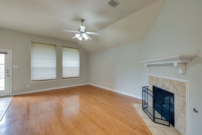Building Photo - Great location. 4 bedrooms plus an office!