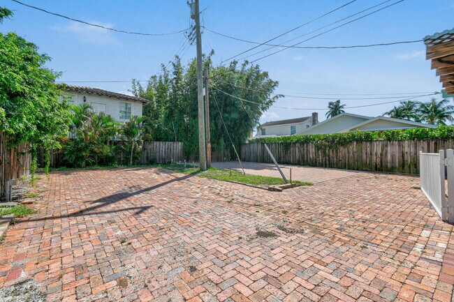 Building Photo - 3450 S Olive Ave