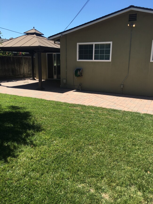 Building Photo - 2376 Forbes Ave