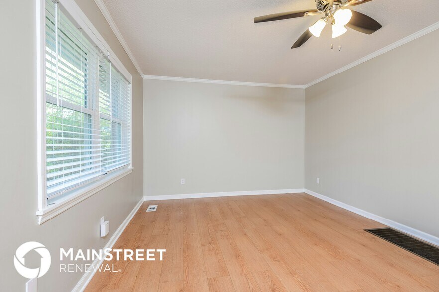 Building Photo - 4501 Oak Dr