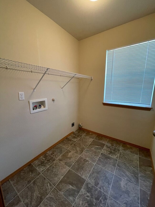Building Photo - Beautiful, Spacious 4 Bedroom - 2.75 Bath ...