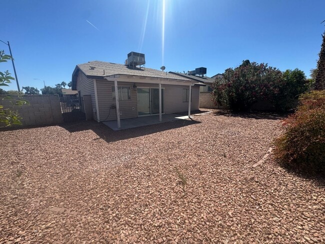 Building Photo - Single story home, 3br, 2bath, 1cg