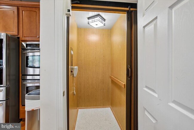 Building Photo - 1309 McLean Crest Ct