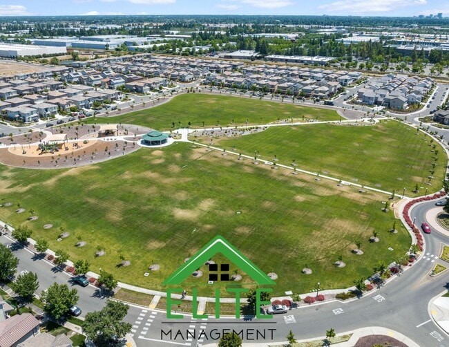 Building Photo - **Modern single-family residence in the hi...