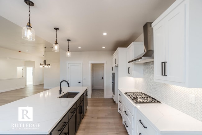 Building Photo - East Medford Cedar Links Living