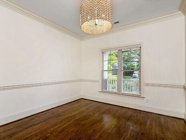 Building Photo - Super cute bungalow in Chantilly with rocking chair front porch!