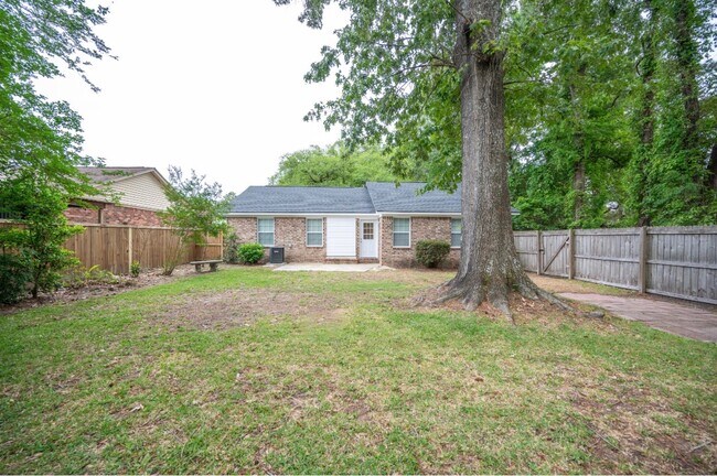 Building Photo - 1782 Dogwood Rd