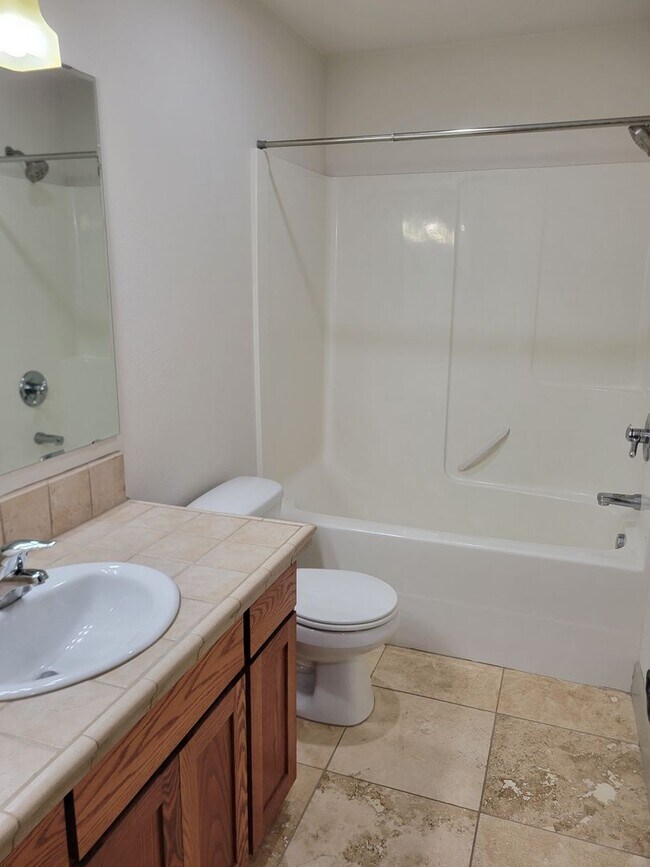 Building Photo - Immaculate 5 Bedroom West Salem Home With a View