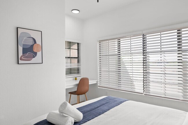 Building Photo - 875 W Pecos Rd