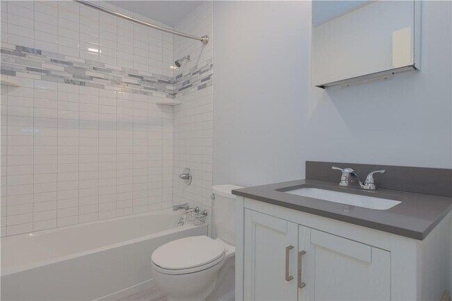 Building Photo - 8 E Lawrence Park Dr