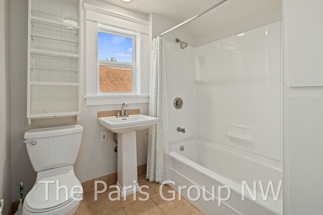 Building Photo - Exceptional Green Lake 3BR * Gorgeous In &...
