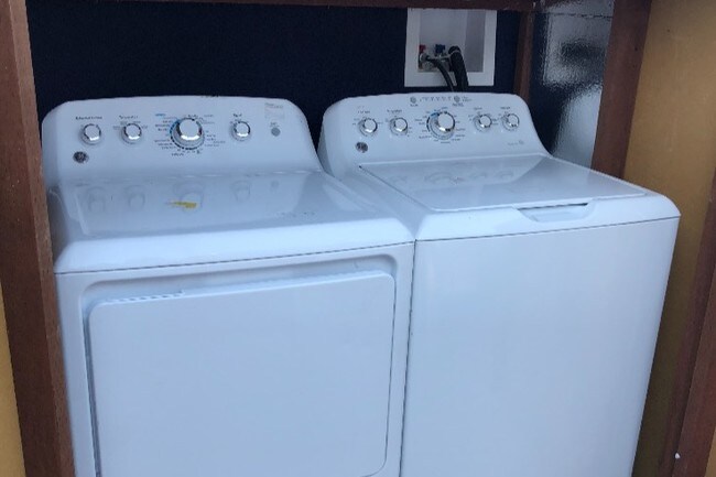 Building Photo - 11672 Oxnard St