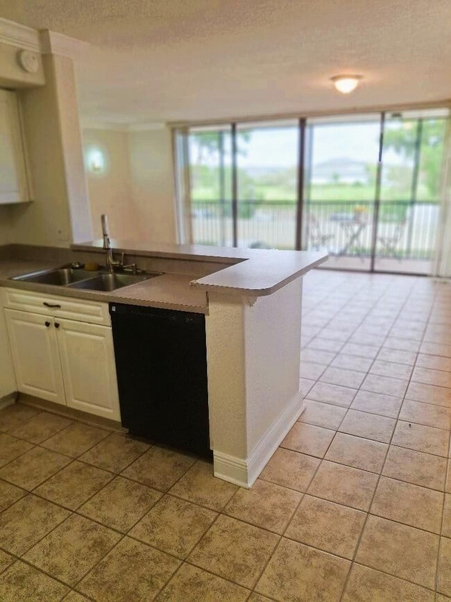 Building Photo - 105 Lake Emerald Dr