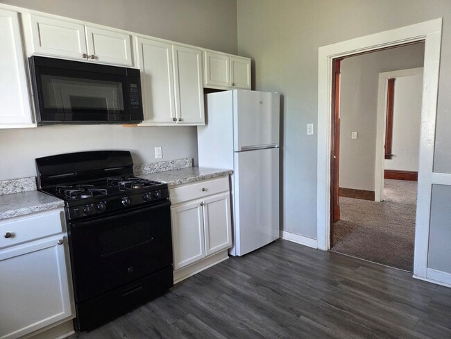 Building Photo - Nice, spacious 3 BR, 1 BA house for rent