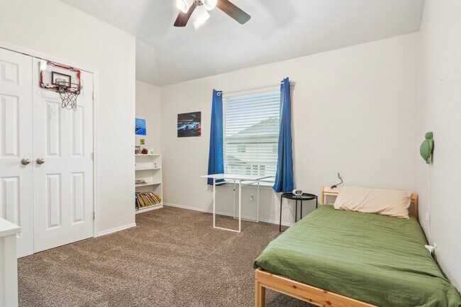 Building Photo - 8914 Hidden Oaks Dr