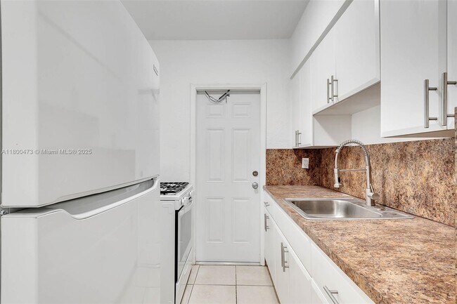 Building Photo - 6921 Rue Vendome