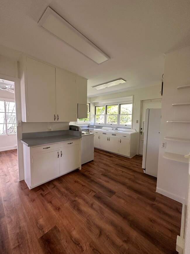 Building Photo - Spacious 2 bedrooms, 1 bath with parking
