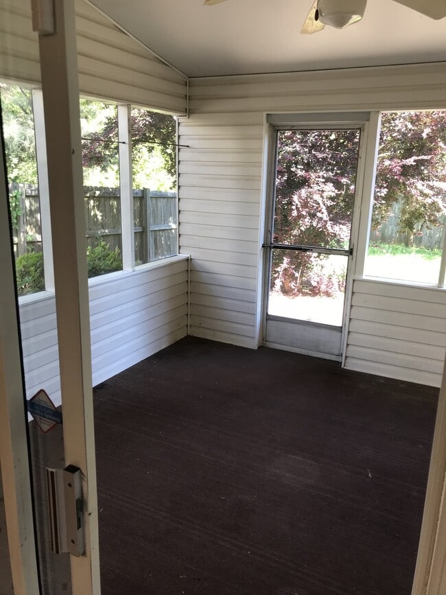 Building Photo - Cute and Adorable Renovated Townhome