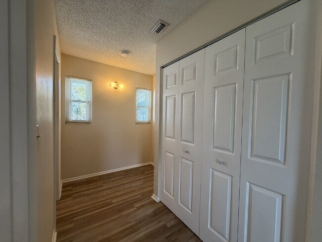 Building Photo - "Charming 1-Bed Oasis in Warm Mineral Springs - Cozy Living with 909 Sq Ft of Comfort!"